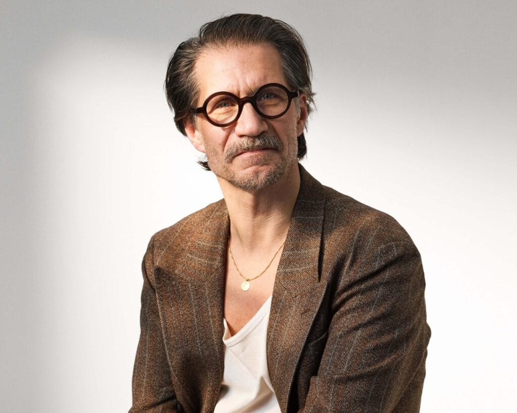 Oscar Magnuson Harrie-wearing-toga-red_modellbild