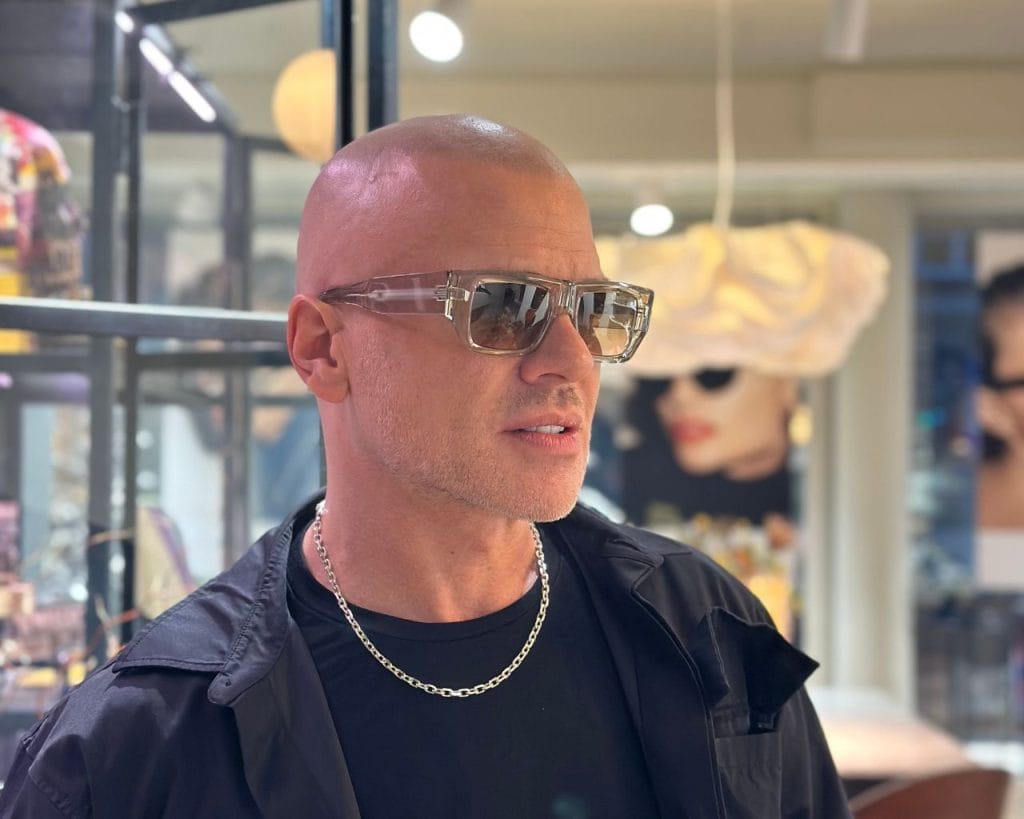 Andreas i Cutler and Gross glasögon 1280x