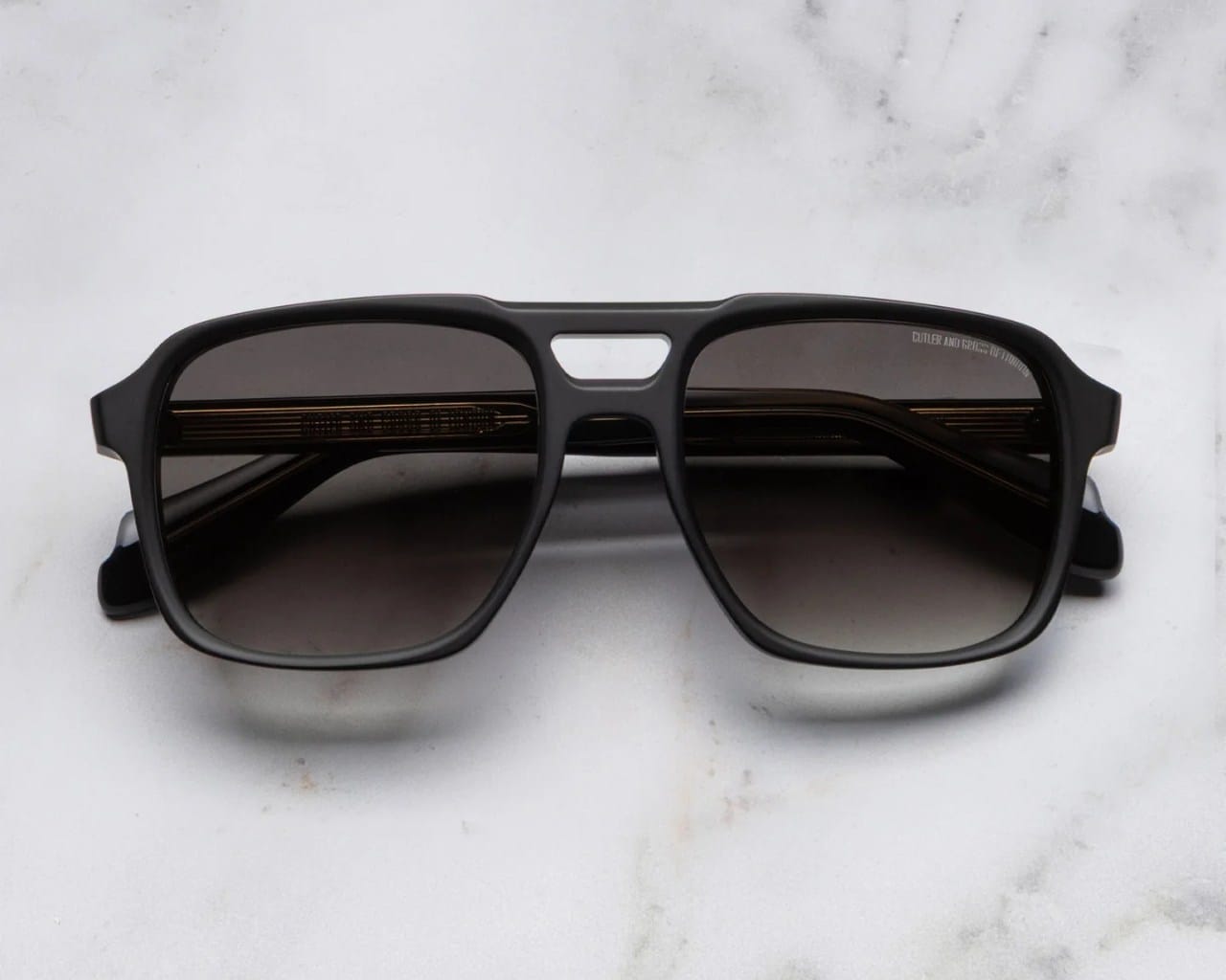 Cutler and Gross CGSN 1394_Matte Black_solglasögon_detalj2