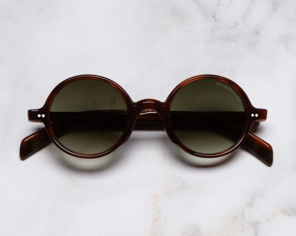 Cutler and Gross CGSN GR01_Multi Havana Aubergine_solglasögon_det