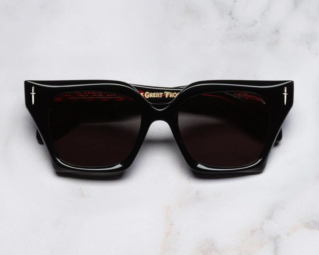 Cutler and Gross GFSN 012_Black_solglasögon detalj
