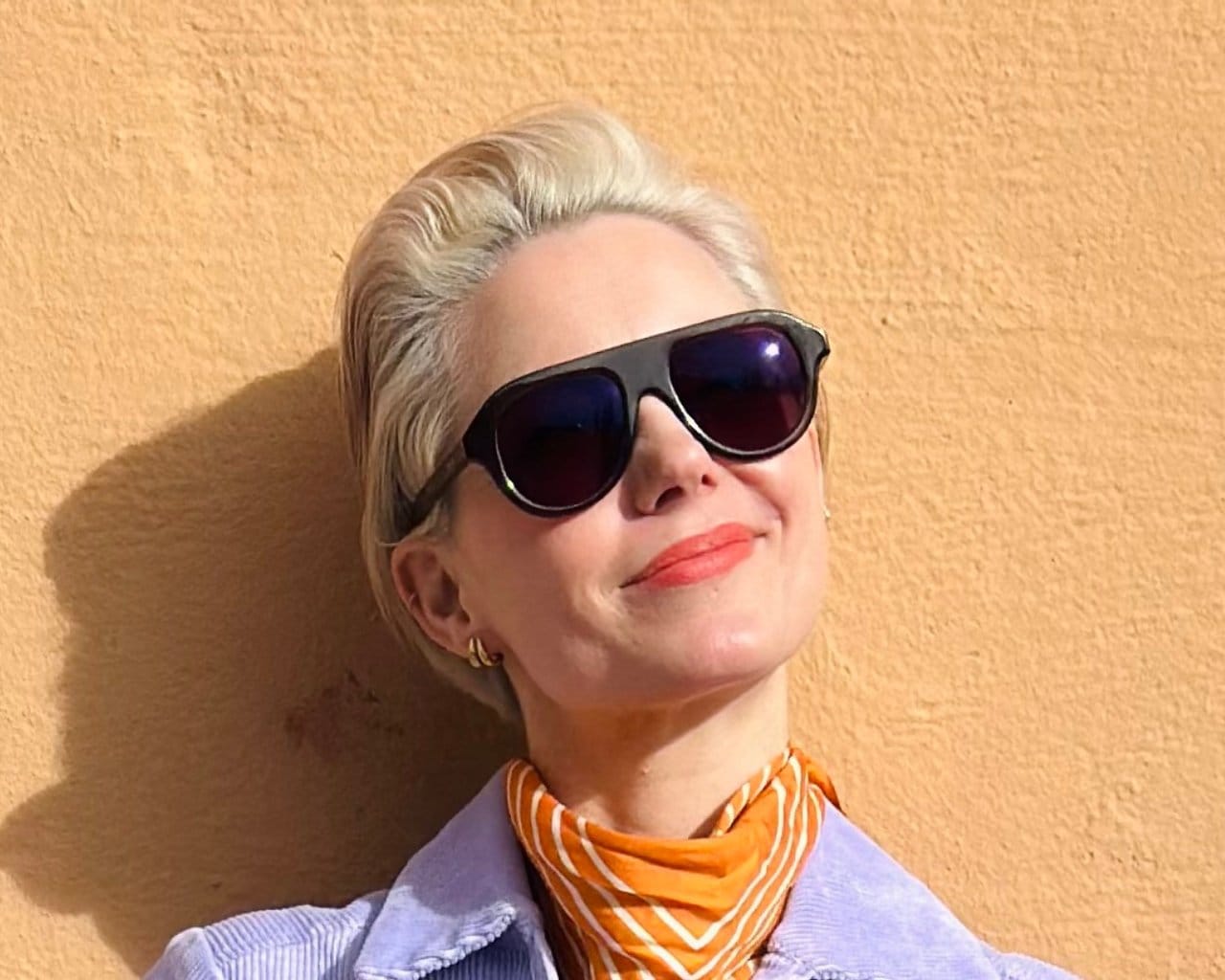 Maria i pilotsolglasögon_solglasögontrender 2026